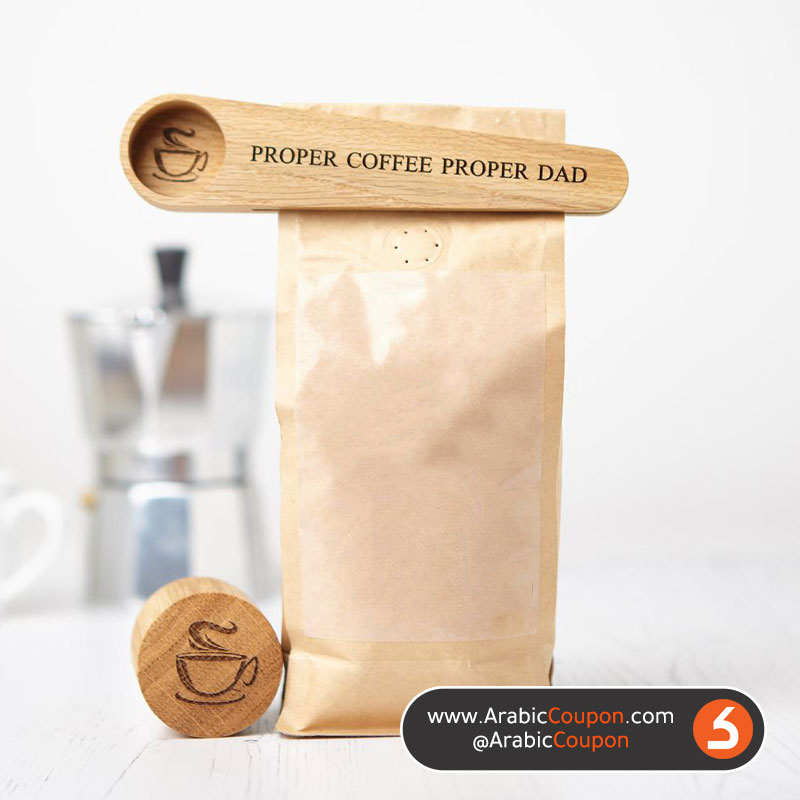 أحدث 9 ادوات واكسسوارات القهوة في السوق الخليجي - مكبس لاغلاق اكياس القهوة بتصميم ملعقة قهوة ومكبس قهوة اضافي من خشب البلوط 